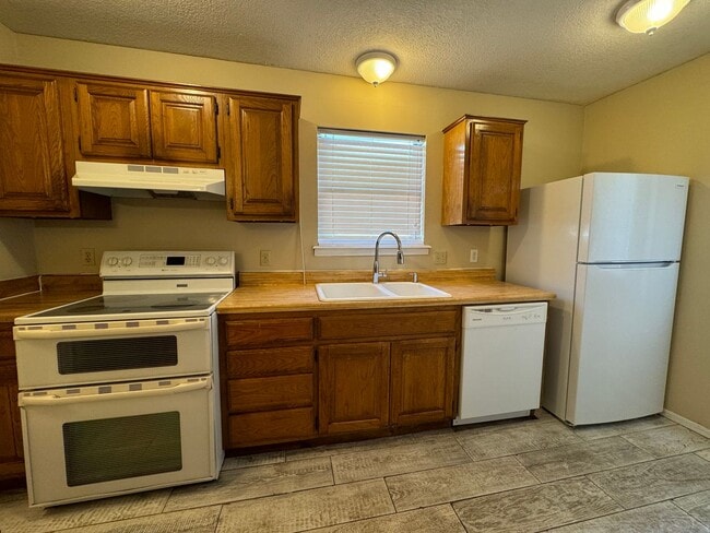 Building Photo - 3 bedroom 2 bathroom home Near In Broken A...