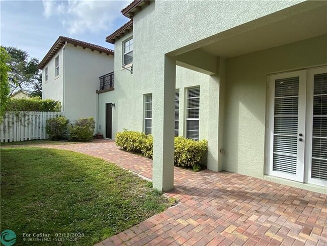 Building Photo - 105 Via Floresta Dr