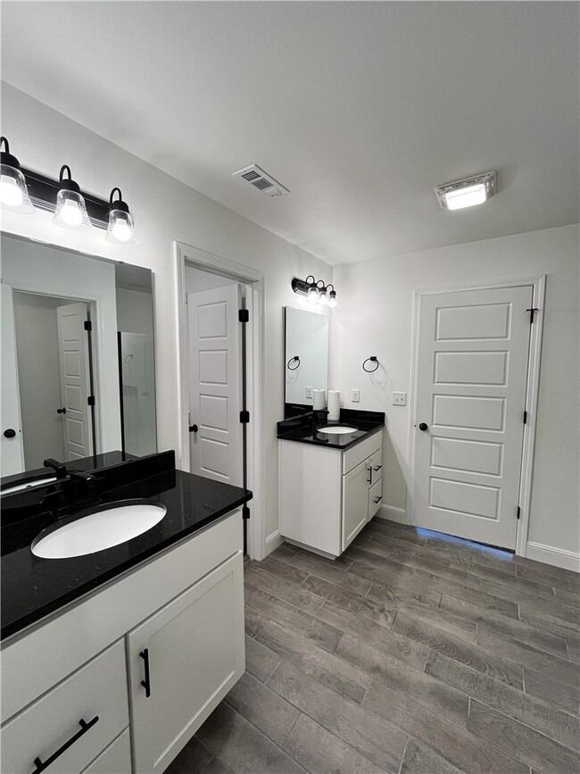 Building Photo - 2060 Periwinkle Pl