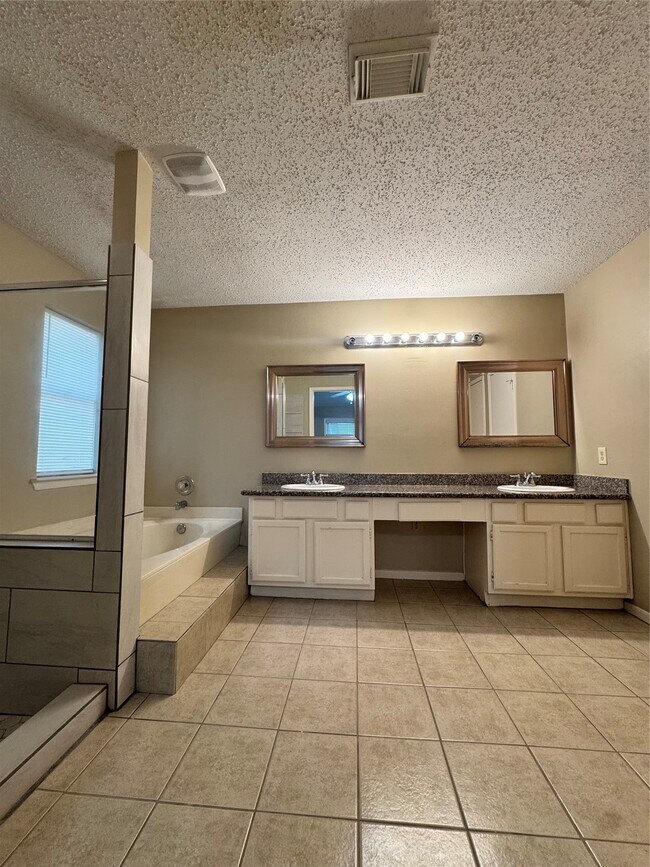 Building Photo - 11 Cottage Grove Pl