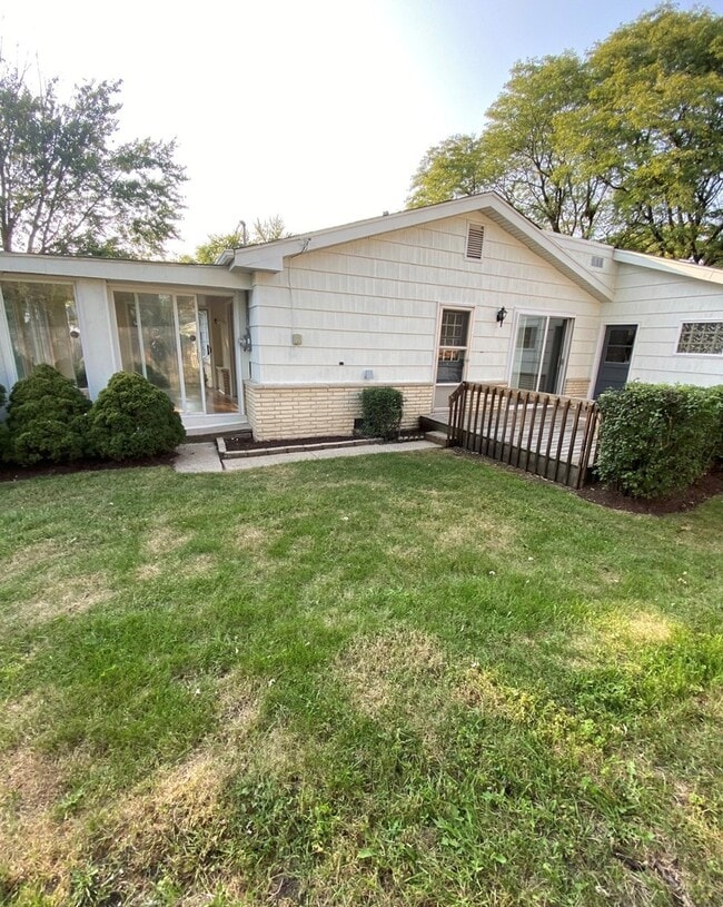 Building Photo - 1119 Crest Ln