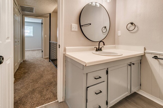 Building Photo - 1201 Lakecrest Dr