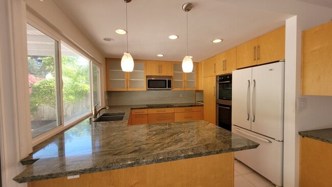 Building Photo - Beautifull 4 Bed 2 Bath In UTC Area