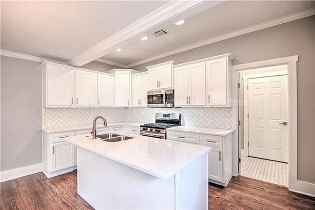 Building Photo - 1118 NW 33rd St