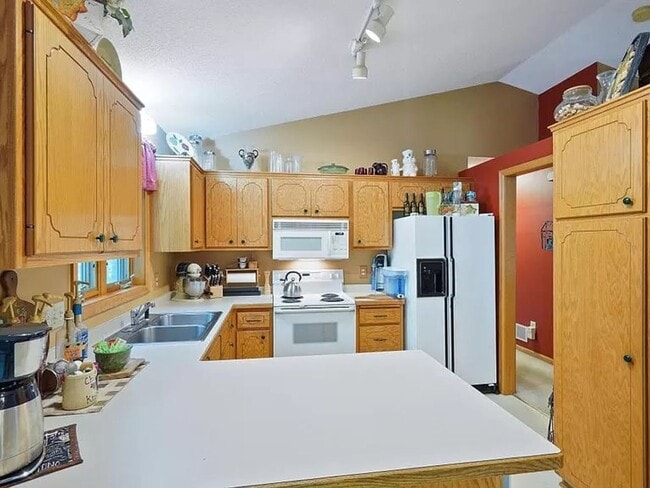 Building Photo - Section 8 Approved, 6 bedroom, 3 Bath Sing...