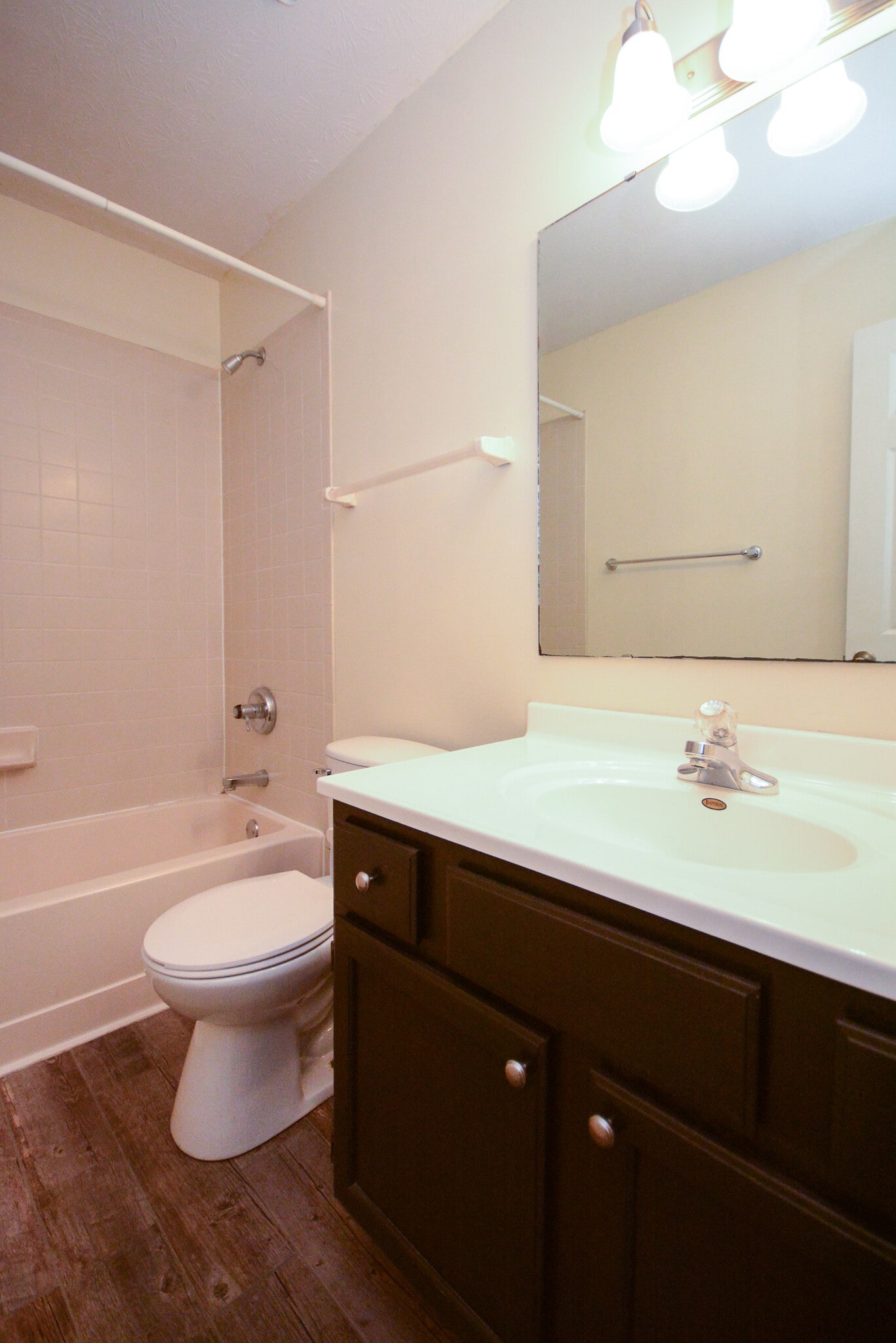 Bath 2 - 582 Redfox Ct N