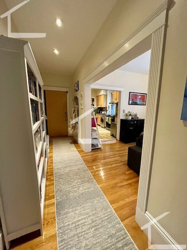 Building Photo - 7/1 Sunny, renovated 2.5BR near Coolide Co...