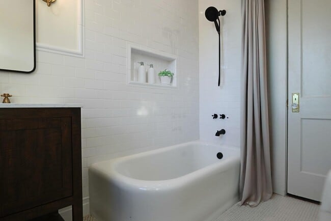 Building Photo - 2015 Court Ave