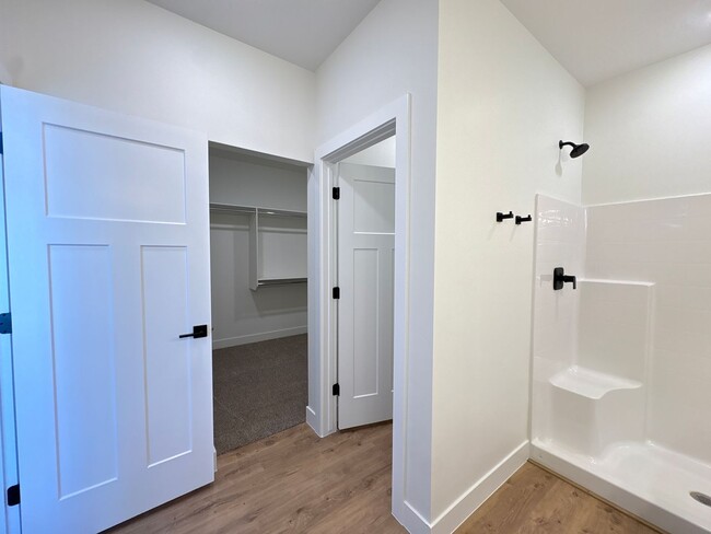 Building Photo - Crosshollows Home Available!