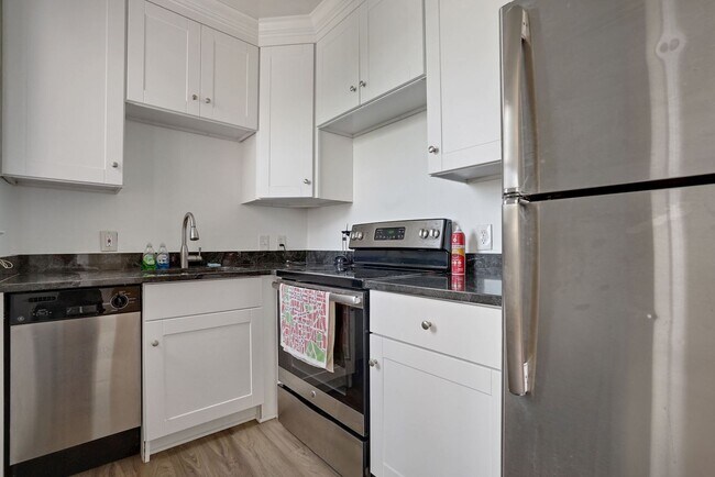 Building Photo - One month free rent with a lease start dat...