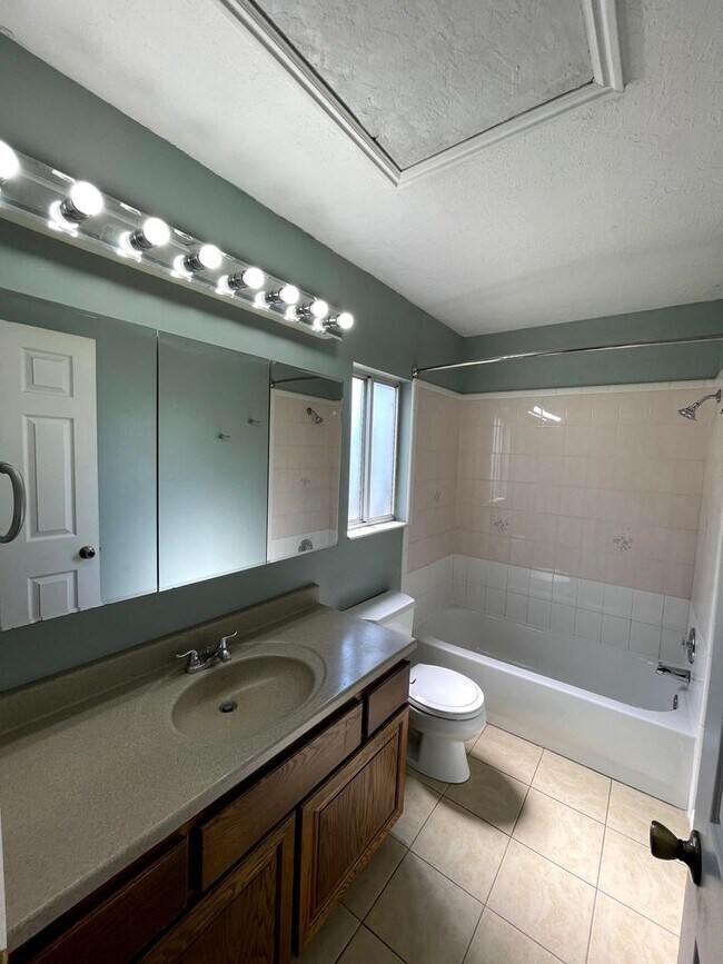 Building Photo - Great 4 Bed/3 Bath home in Layton