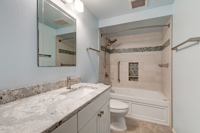 Building Photo - Kirkland Rambler with Amazing Back Yard!