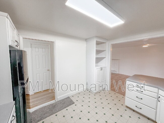 Building Photo - 698 Doren Dr