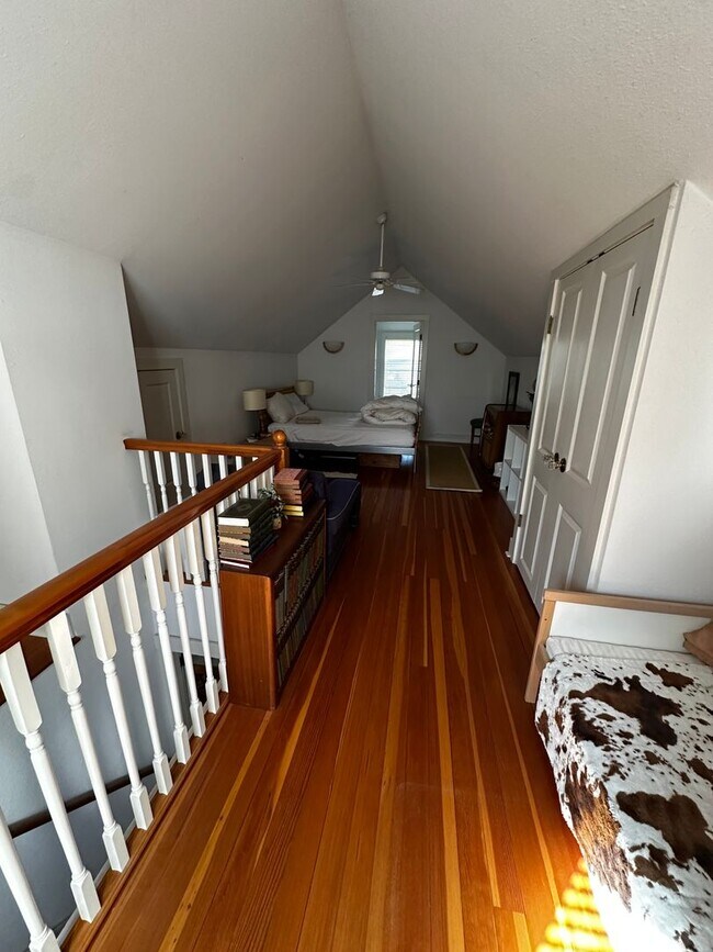 Building Photo - WestMoreland Gem! Portland Original, Huge deck, great backyard pets ok!