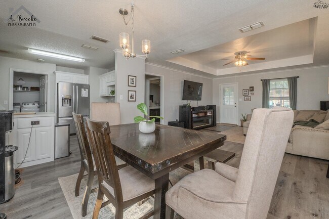 Building Photo - 1505 City View Dr
