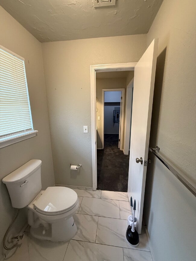 Building Photo - Spacious 4-Bedroom Yukon Home Full of Char...