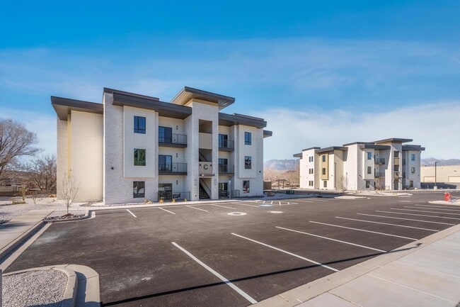 Building Photo - 983 W State St