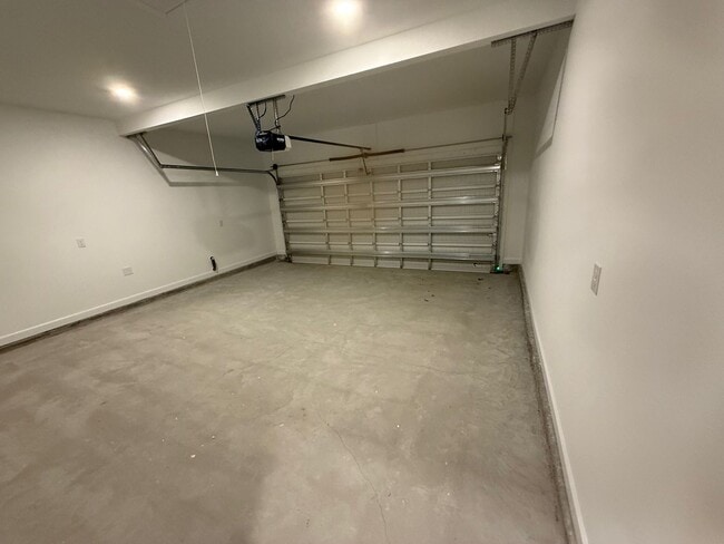 Building Photo - Brand New 3/2 home with fenced yard *ask about free rent*