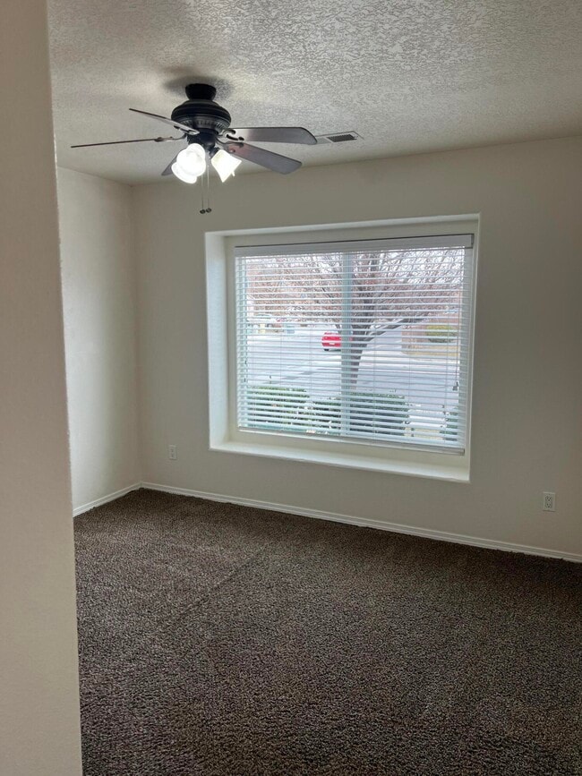 Building Photo - 1004 Desert Paintbrush Loop