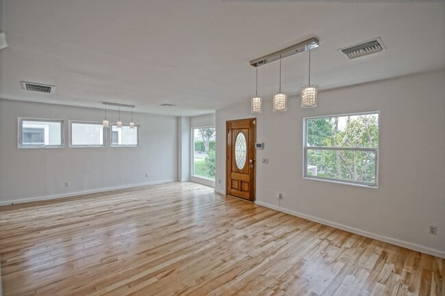 Building Photo - REMODELED, BRIGHT & SPACIOUS, 2-STORY HOME...