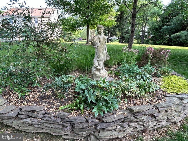 Building Photo - 5 Cedar Woods Dr