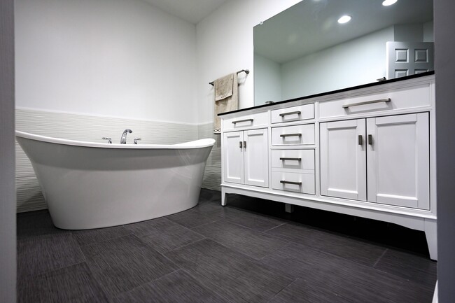 Building Photo - Spacious Bright and Beautiful End Unit Tow...