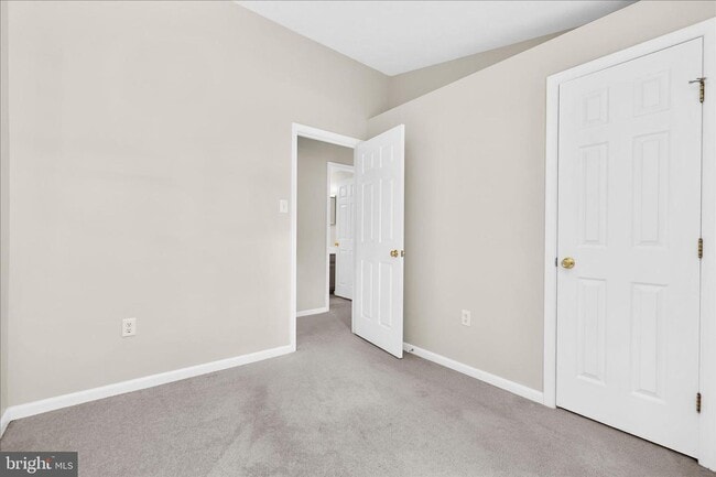 Building Photo - Beautiful End Unit Townhome in Bluffs At Deep Creek!