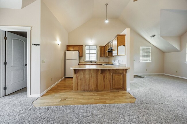 Building Photo - Peaceful 2-bedroom 1-bath Cottage with Dec...