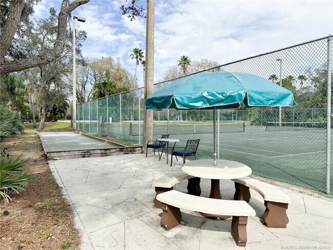 Building Photo - 1965 SW Silver Pine Way