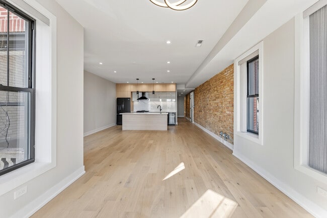 Building Photo - 7516 N Eastlake Terrace