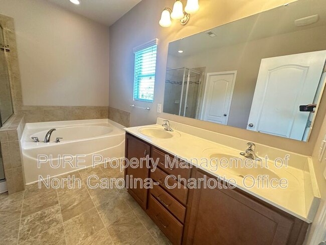 Building Photo - 3520 Larkhaven Ave SW