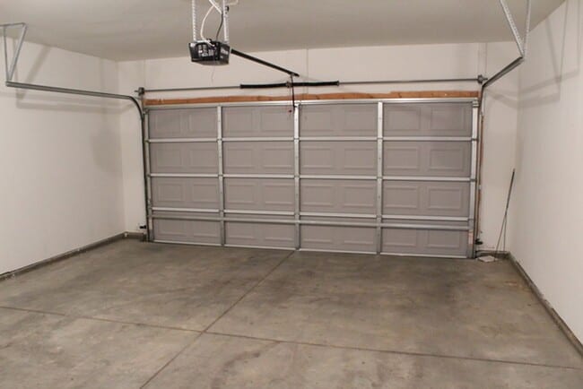 Building Photo - 3 Bed Townhome in Excellent West Side Location!