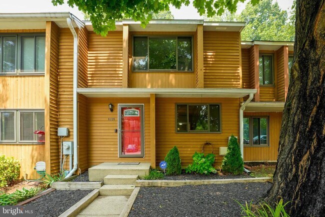 Building Photo - 1025 Commanders Way N