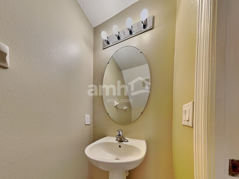 Building Photo - 1419 Hunterman Ln