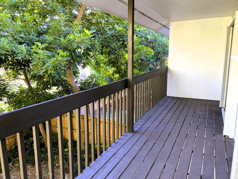 Building Photo - 9345 Green Meadows Way