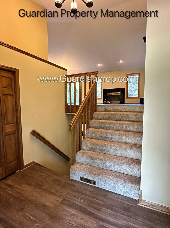 Building Photo - Eagan Single Family Home, 3 Car Garage, La...