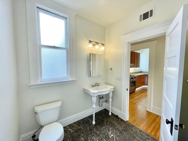 Building Photo - HUGE Top Floor Edwardian 4BR/1.5BA  Flat w...