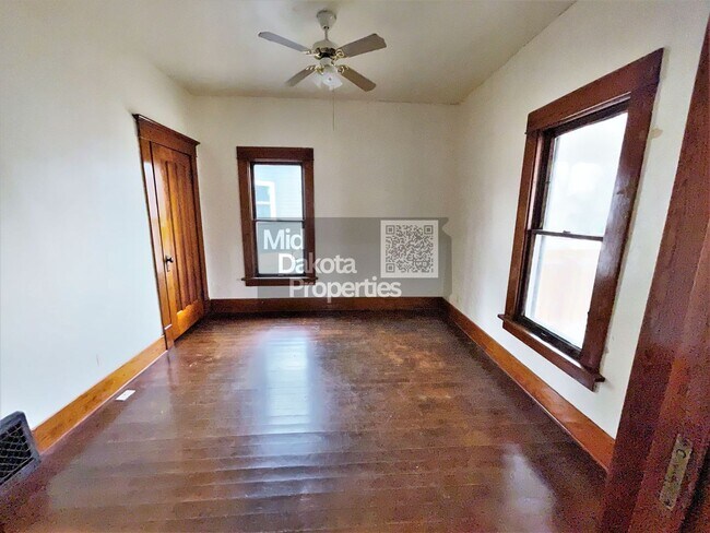 Building Photo - 421 E 7th- 3 bedroom house