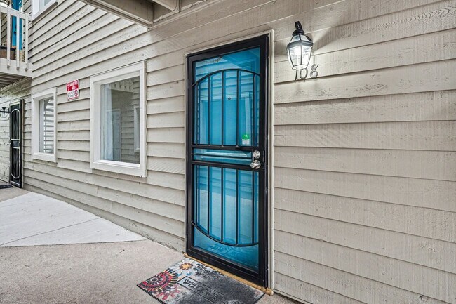 Building Photo - Updated 2 Bedroom 2 Bathroom Condo in Lakewood!