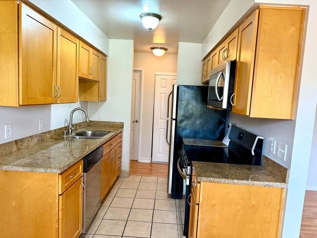 Building Photo - $3240 - 3 BED/2 BATH CONDO IN CENTRAL FREM...