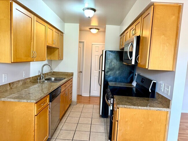 Building Photo - $3290 - 3 BED/2 BATH CONDO IN CENTRAL FREM...