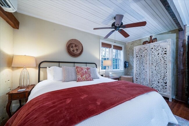 Building Photo - Downtown Cottage- Fully Furnished