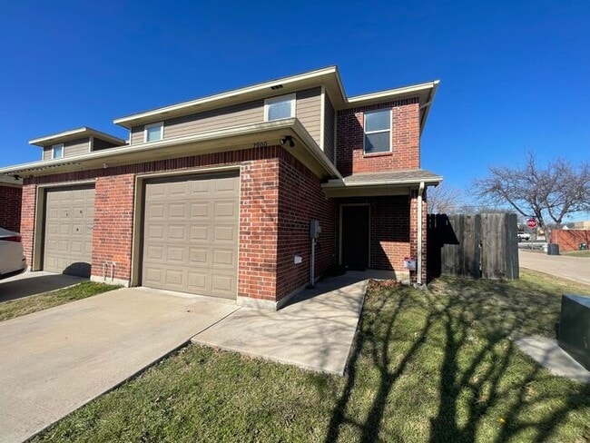 Building Photo - 3BD/2.5BA Benbrook Townhome – 9-Ft Ceilings, Granite Kitchen, Walk-In Master Shower, Attached Gar...