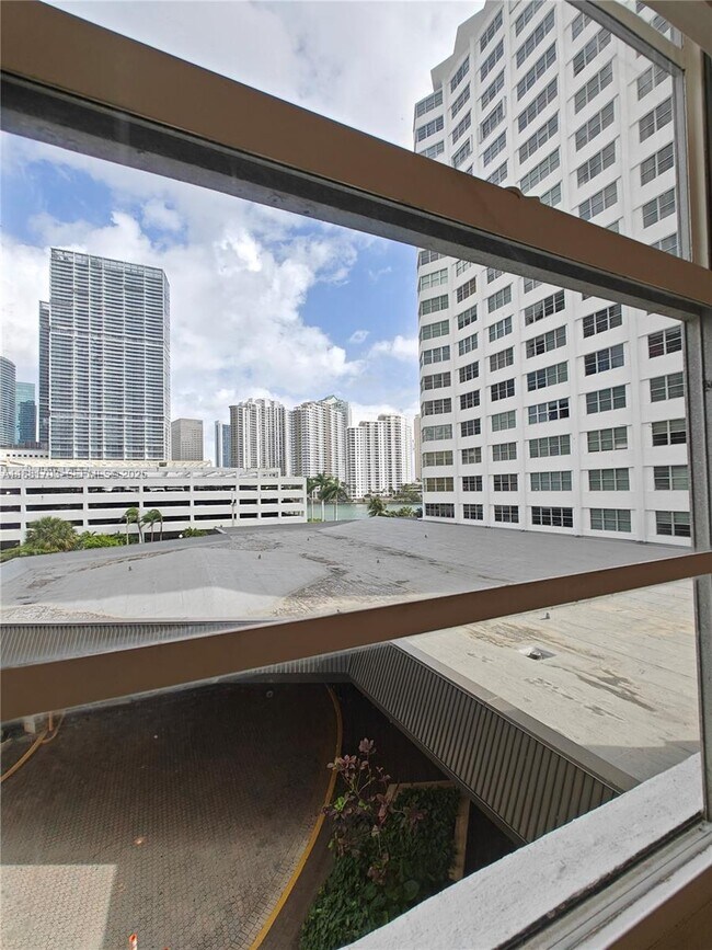 Building Photo - 825 Brickell Bay Dr