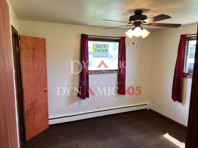 Building Photo - 1BD/1BA Garden Level Apartment in 6-Plex