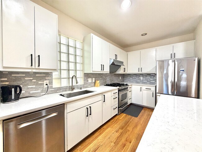 Building Photo - 8638 Meadowcroft Dr