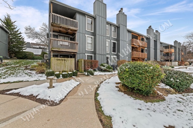 Building Photo - Spacious 2 Bed 2 Bath Ground Floor Unit-Available NOW!!