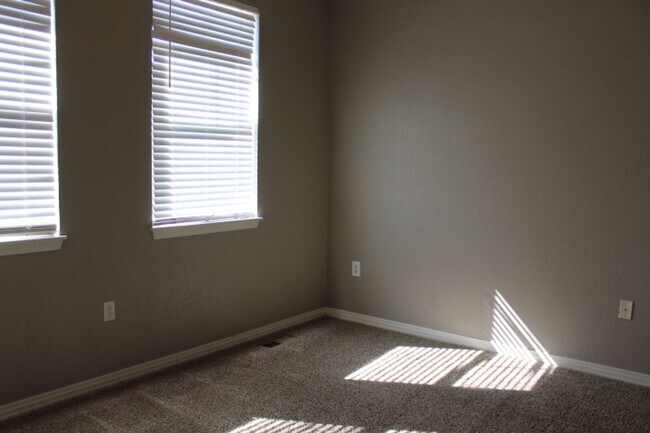 Building Photo - Stonegate Townhouse w/ 3 br/3 1/2 baths!!