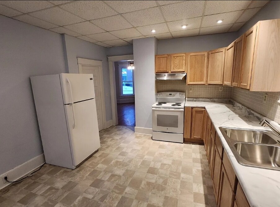 Kitchen - 563 W 4th St