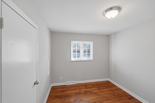 Building Photo - Beautifully Maintained 3BR Home with Hardwood Floors & Private Yard!